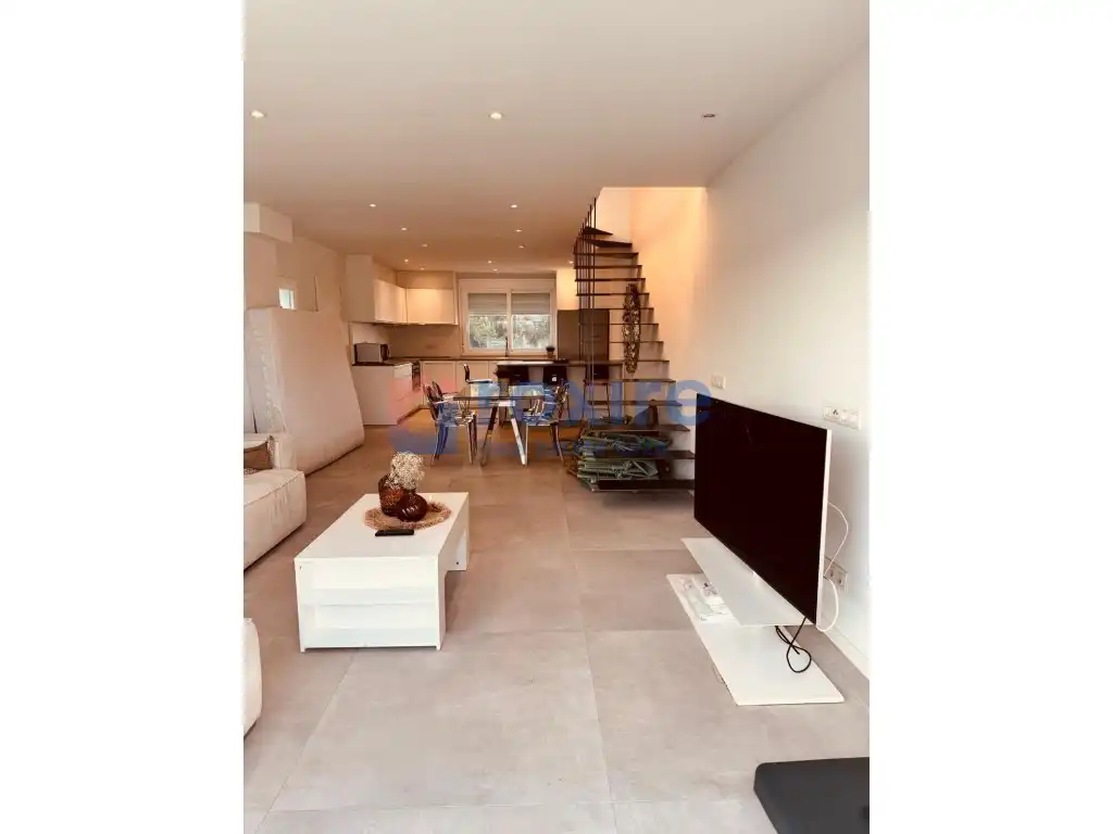 Sala d'estar de Dúplex de lloguer en Sant Josep de sa Talaia amb Aire condicionat, Jardí privat i Terrassa