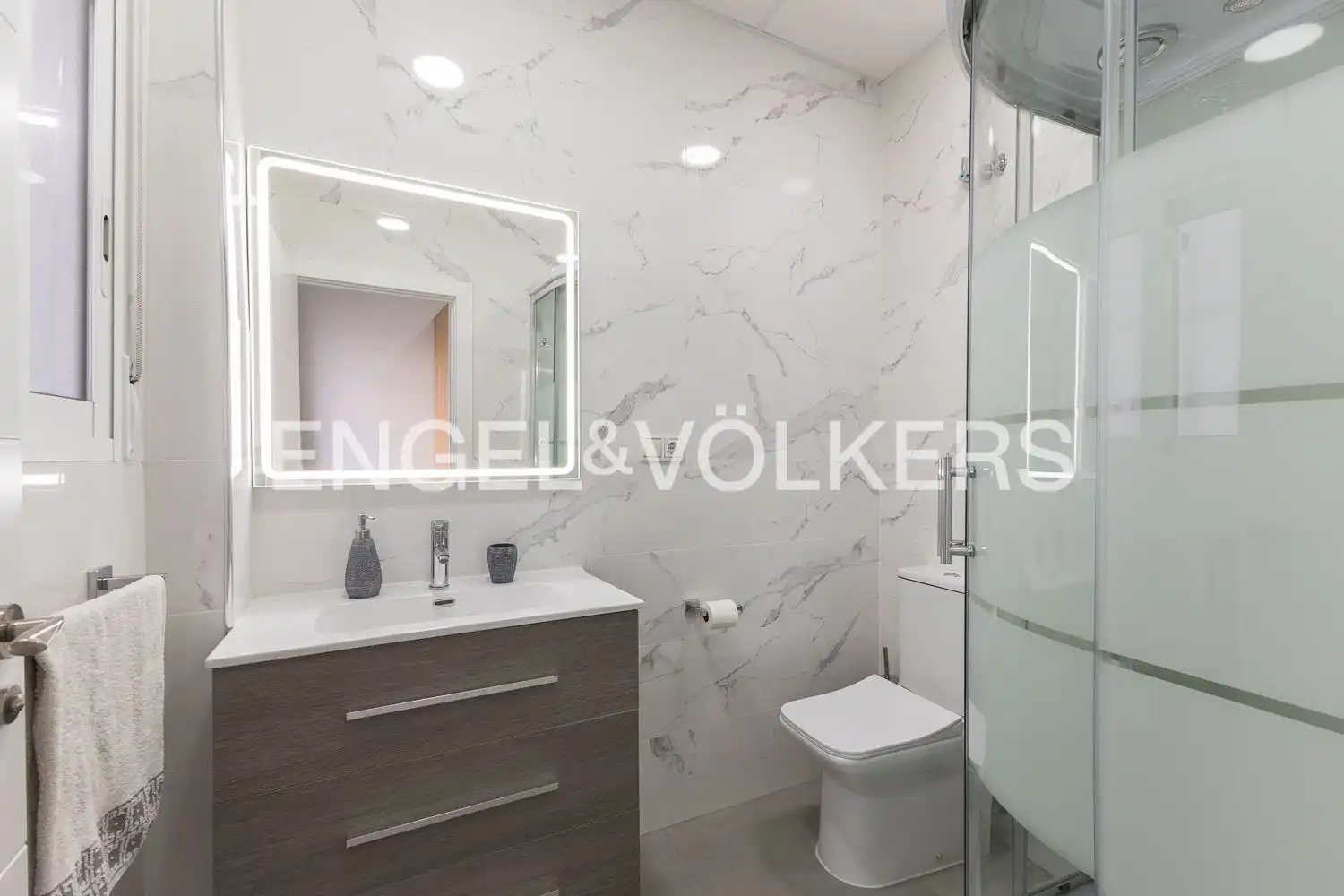 Bathroom of Houses for sale in La Pobla de Vallbona  with Air Conditioner, Heating and Terrace