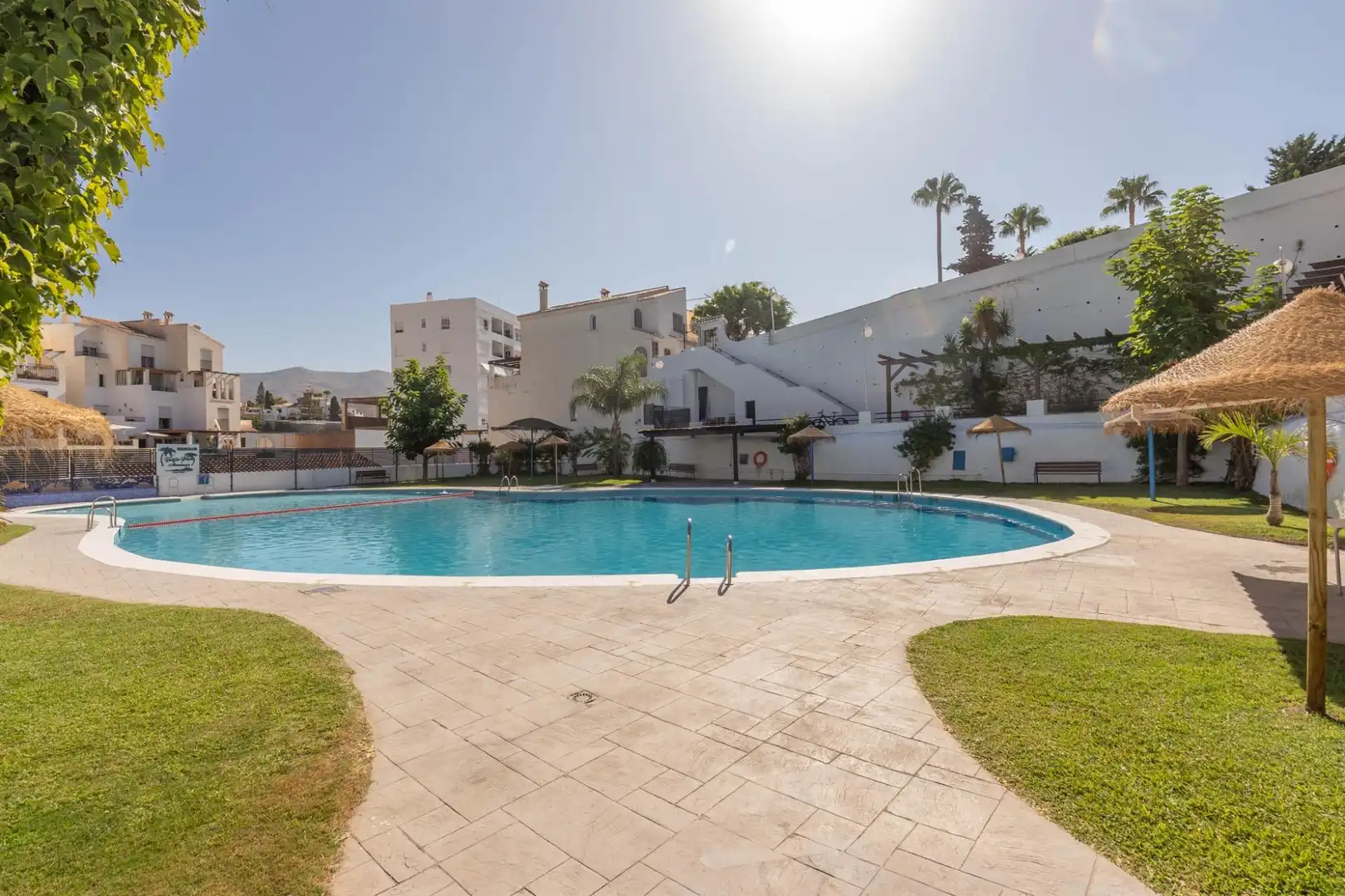 Schwimmbecken von Haus oder Chalet zum Verkauf in Almuñécar mit Privatgarten, Terrasse und Balkon