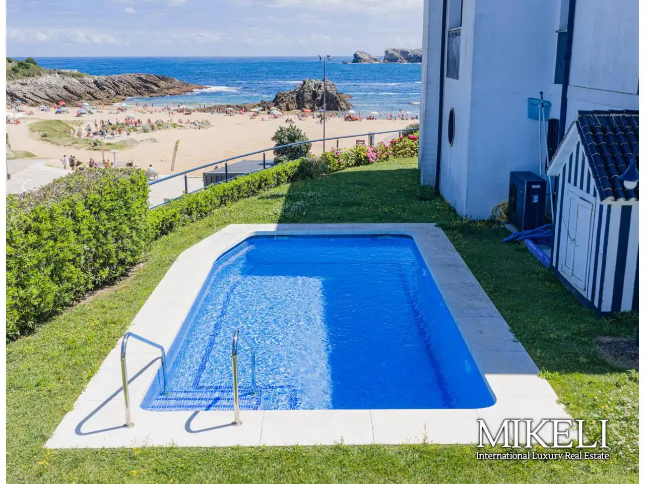 Piscina de Casa o xalet en venda en Santa Cruz de Bezana amb Calefacció, Jardí privat i Terrassa