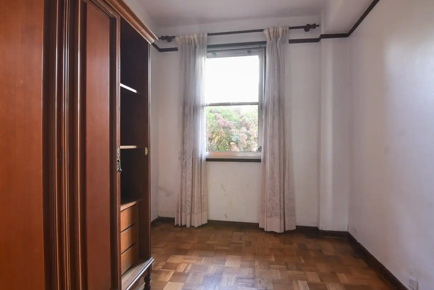 Dormitori de Casa o xalet en venda en A Coruña Capital  amb Jardí privat, Traster i Alarma