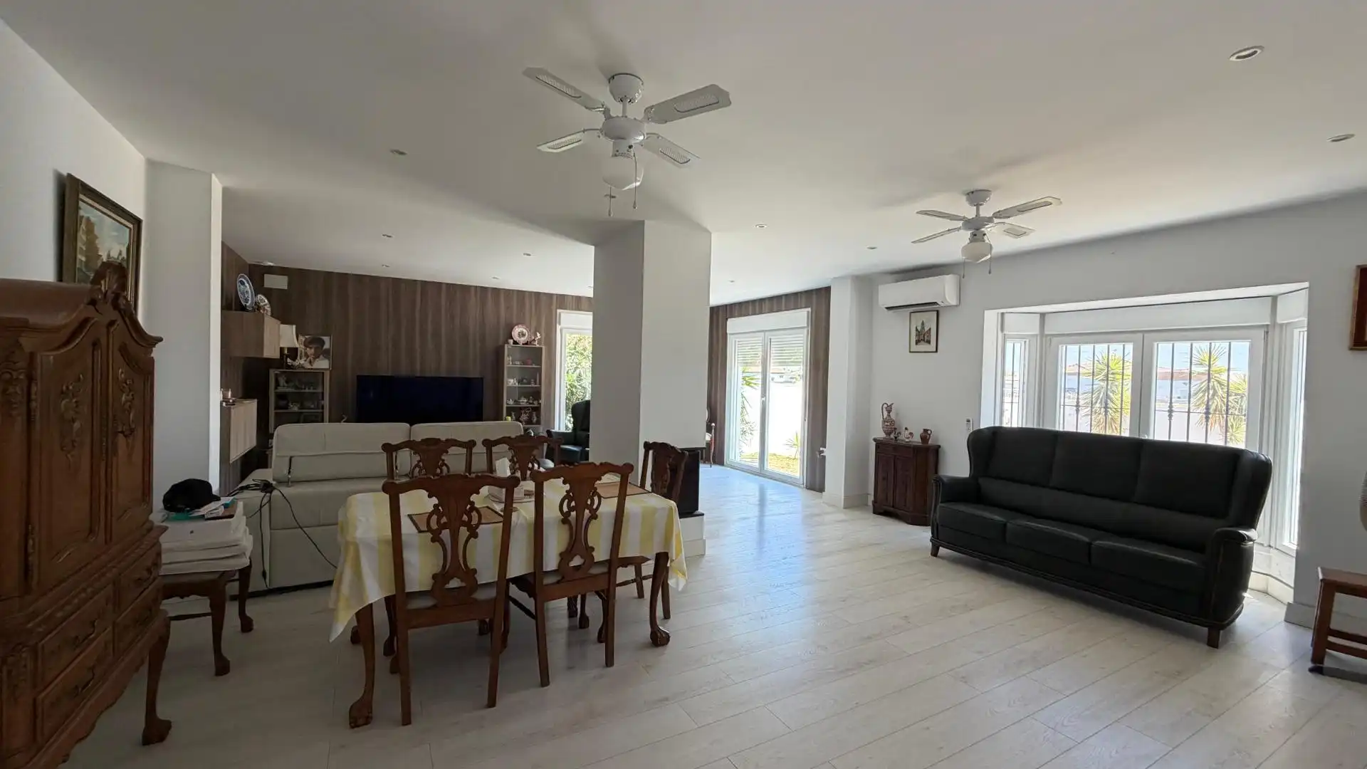 Sala d'estar de Casa o xalet en venda en Chiclana de la Frontera amb Aire condicionat, Calefacció i Jardí privat