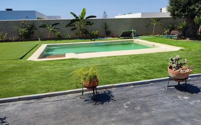 Piscina de Casa o xalet en venda en Dos Hermanas amb Jardí privat, Piscina i Moblat