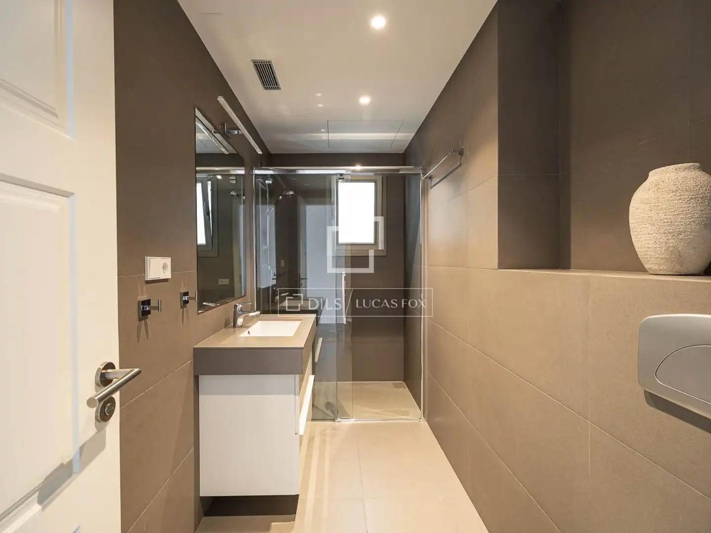 Badezimmer von Dachboden zum Verkauf in Barcelona mit Klimaanlage, Terrasse und Balkon