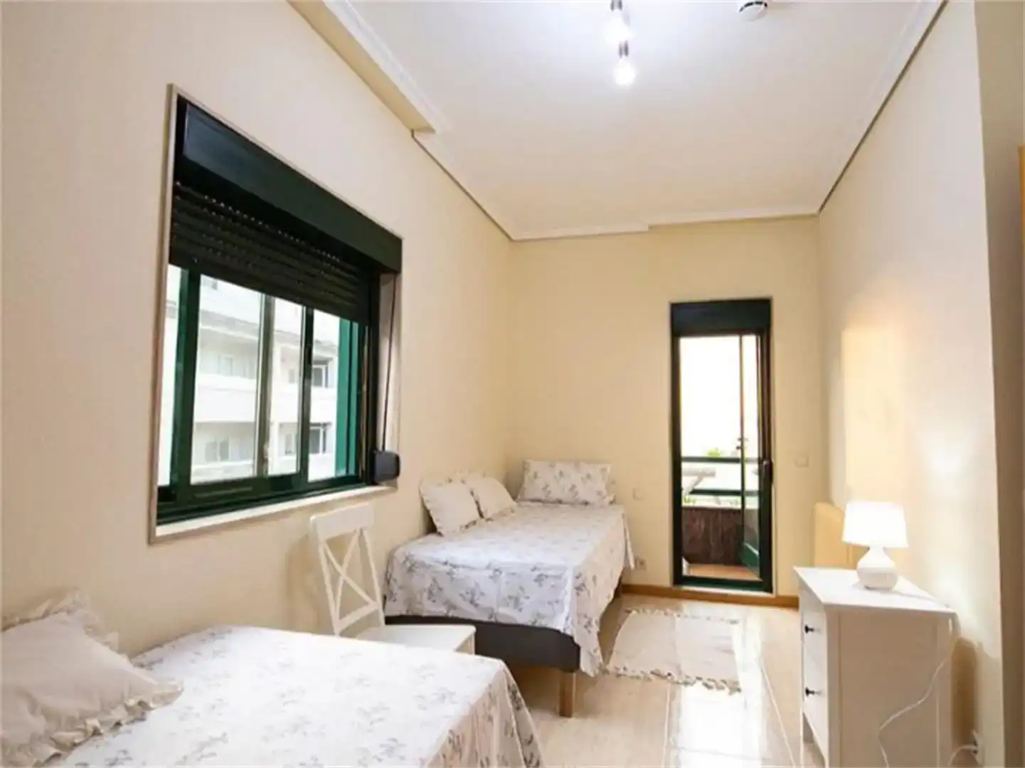 Schlafzimmer von Wohnungen zur Miete in Vigo  mit Möbliert und Balkon