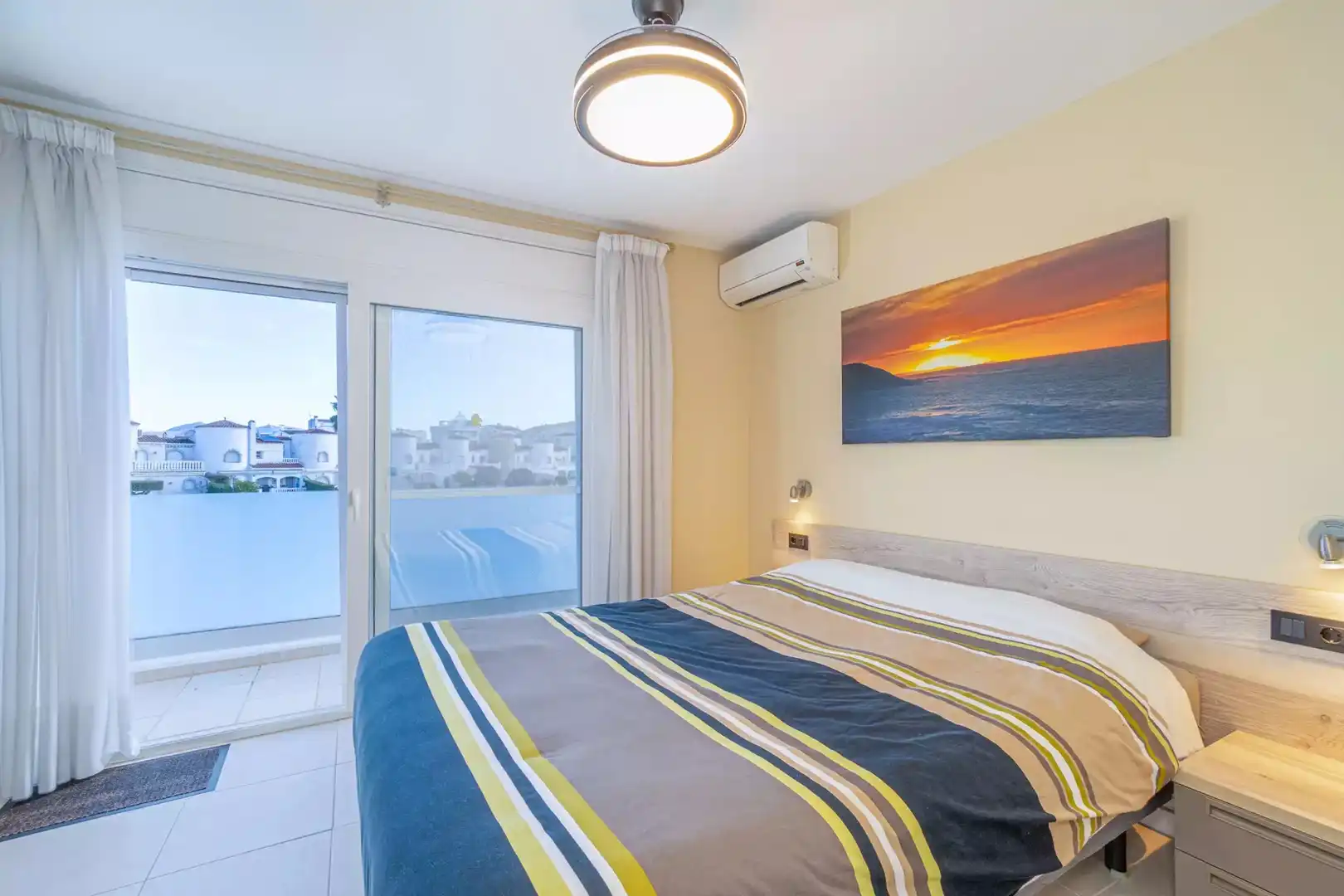 Dormitori de Casa o xalet en venda en Empuriabrava amb Aire condicionat, Terrassa i Piscina