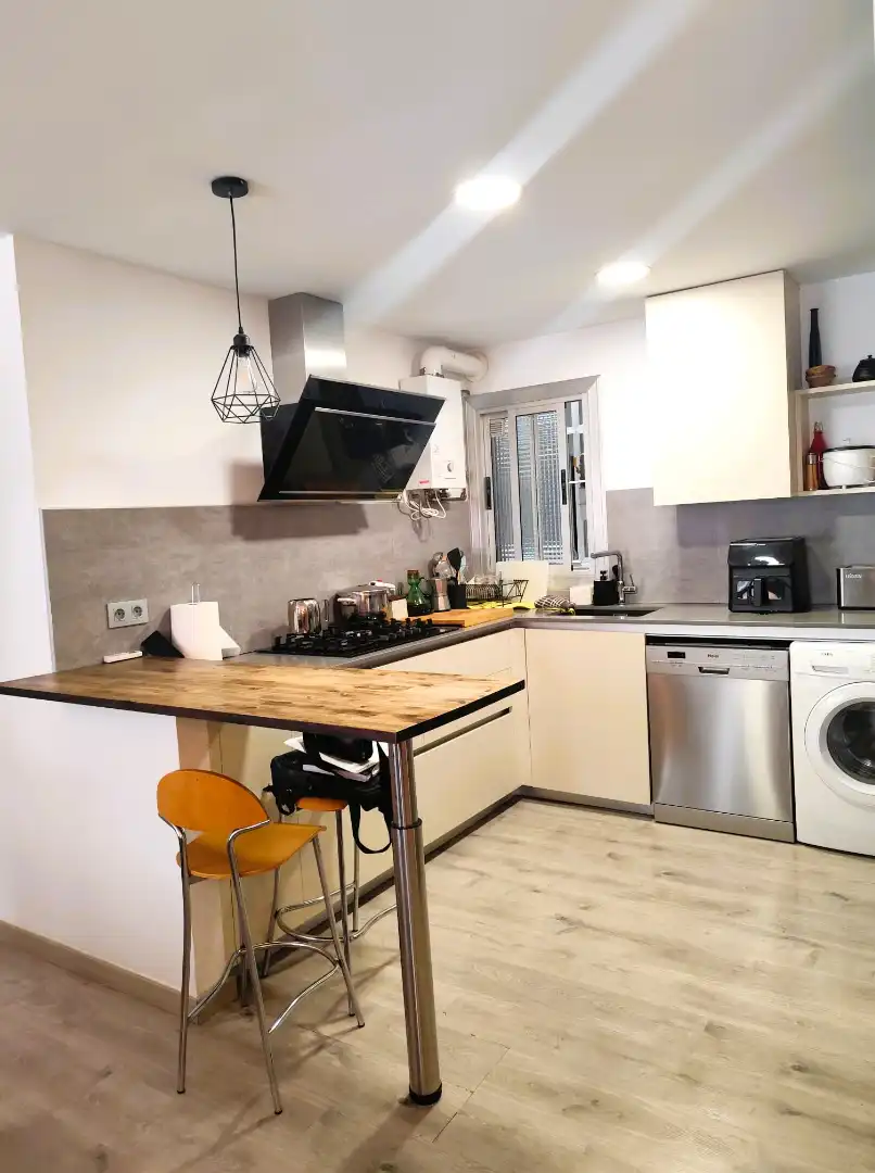 Cuina de Pis en venda en L'Hospitalet de Llobregat amb Aire condicionat, Parquet i Moblat