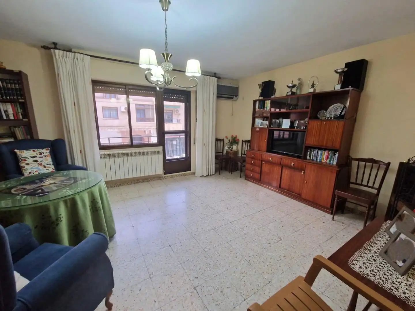 Wohnzimmer von Einfamilien-Reihenhaus zum Verkauf in Plasencia mit Klimaanlage, Terrasse und Abstellraum