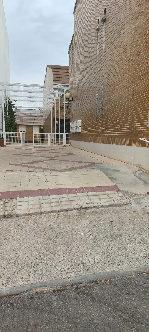 Aparcament de Casa adosada en venda en Zaragoza amb Aire condicionat, Calefacció i Jardí privat