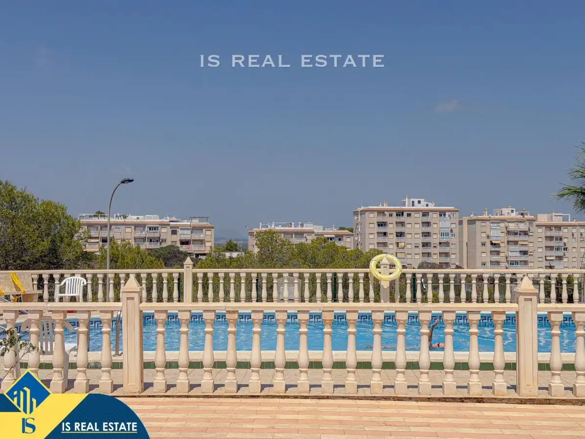 Vista exterior de Estudi en venda en Torrevieja amb Calefacció, Terrassa i Moblat