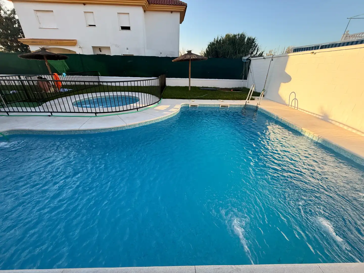Piscina de Casa adosada en venta en Carrión de los Céspedes con Terraza