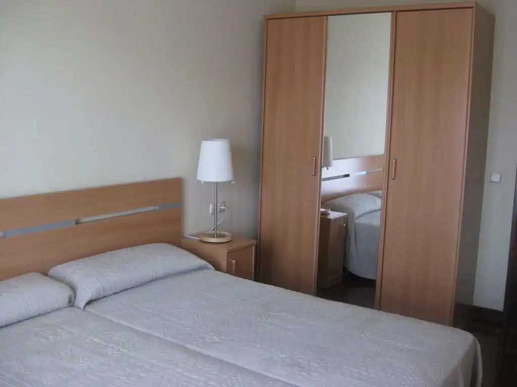 Habitación de Piso de alquiler en  Pamplona / Iruña con Calefacción, Amueblado y Balcón