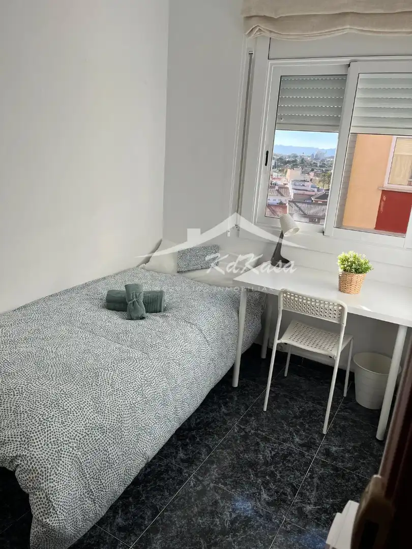 Dormitori de Pis en venda en Reus amb Terrassa, Moblat i Forn