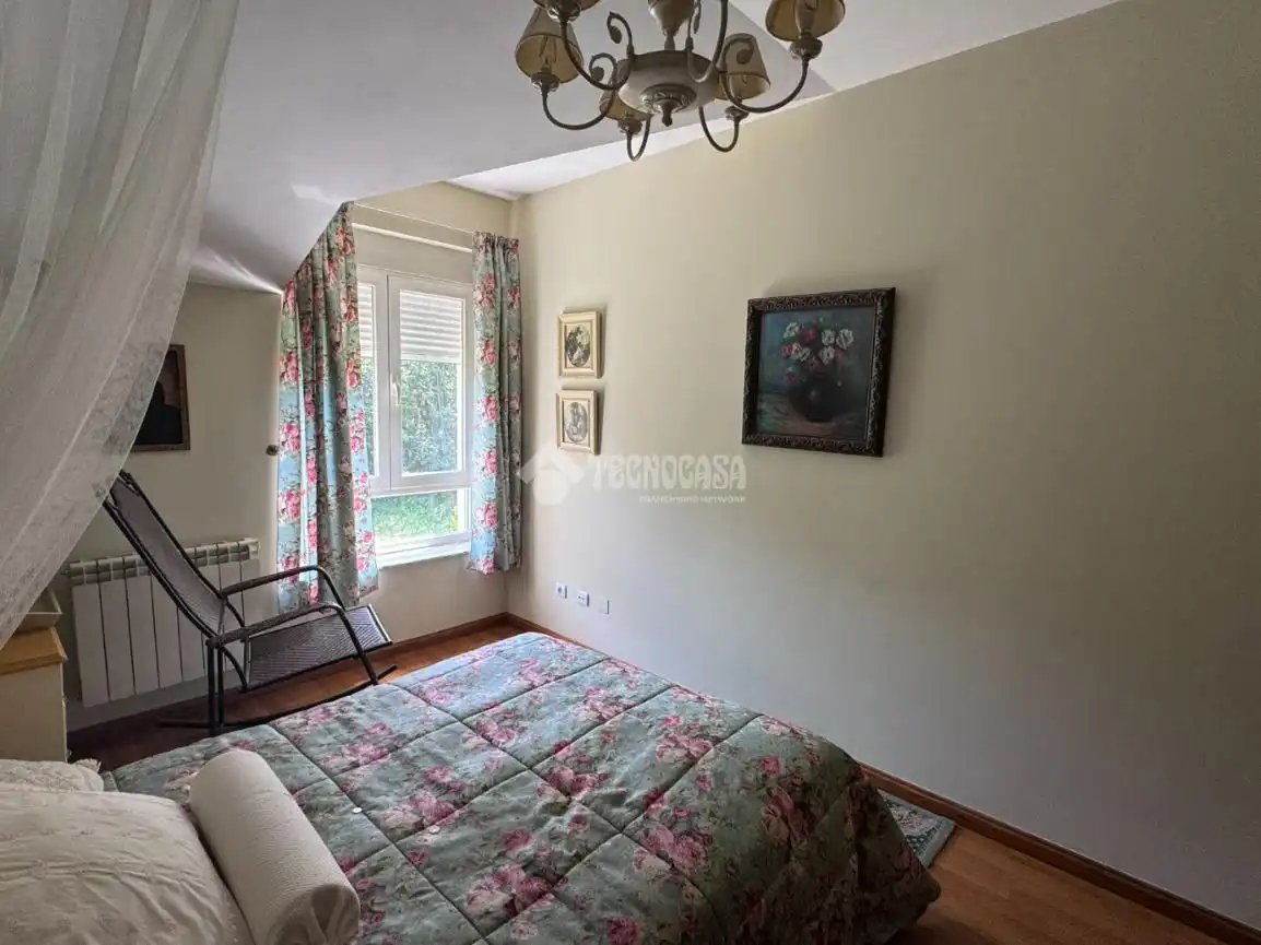 Habitación de Casa adosada en venta en Valdefresno con Calefacción, Parquet y Piscina comunitaria