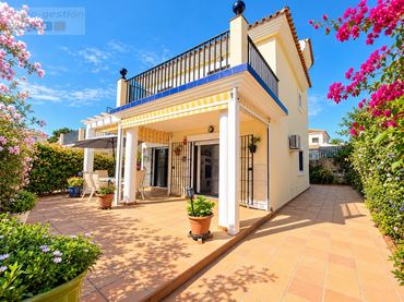 House with pool for sale in Urbanizacion Maria Teresa 22