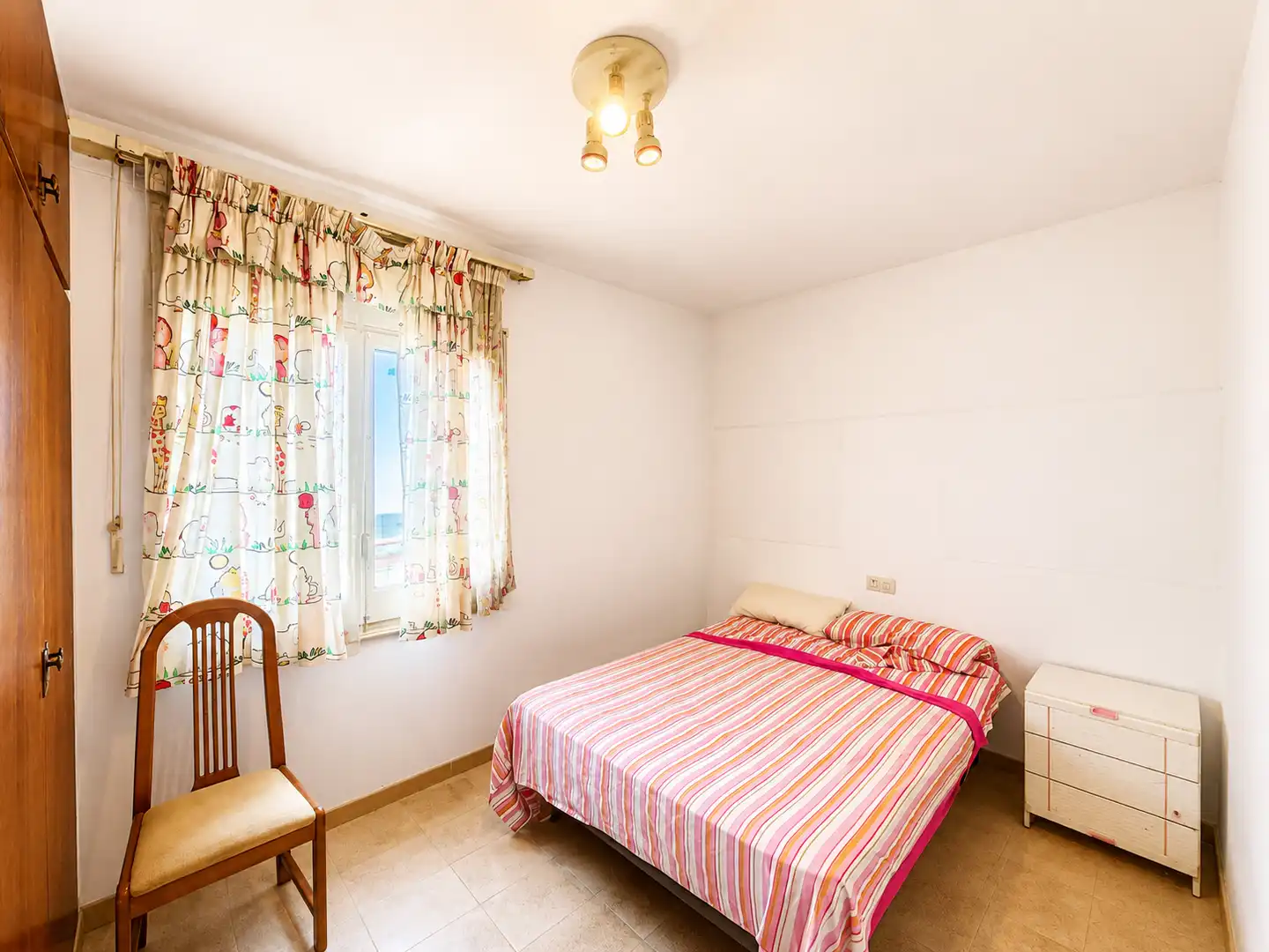 Dormitori de Apartament en venda en Roses amb Terrassa i Moblat