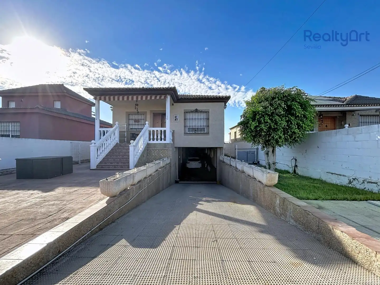 Vista exterior de Casa o xalet en venda en Dos Hermanas amb Aire condicionat, Calefacció i Jardí privat
