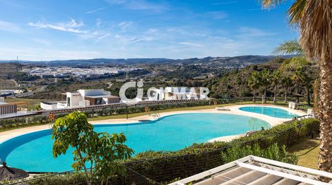 En un entorno tranquilo, rodeado de naturaleza y a pocos minutos del centro de Estepona, se encuentra este elegante apartamento de, imatge 2