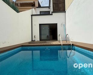 Piscina de Casa adosada en venda en Terrassa amb Aire condicionat, Calefacció i Terrassa
