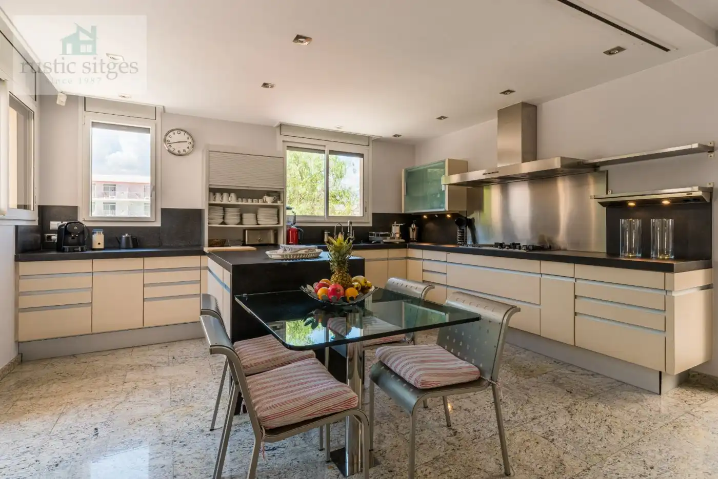 Cuina de Casa o xalet en venda en Sitges amb Aire condicionat, Calefacció i Jardí privat