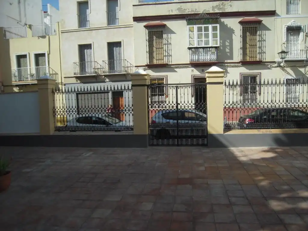 Parking de Piso en venta en Sevilla con Balcón y Jacuzzi