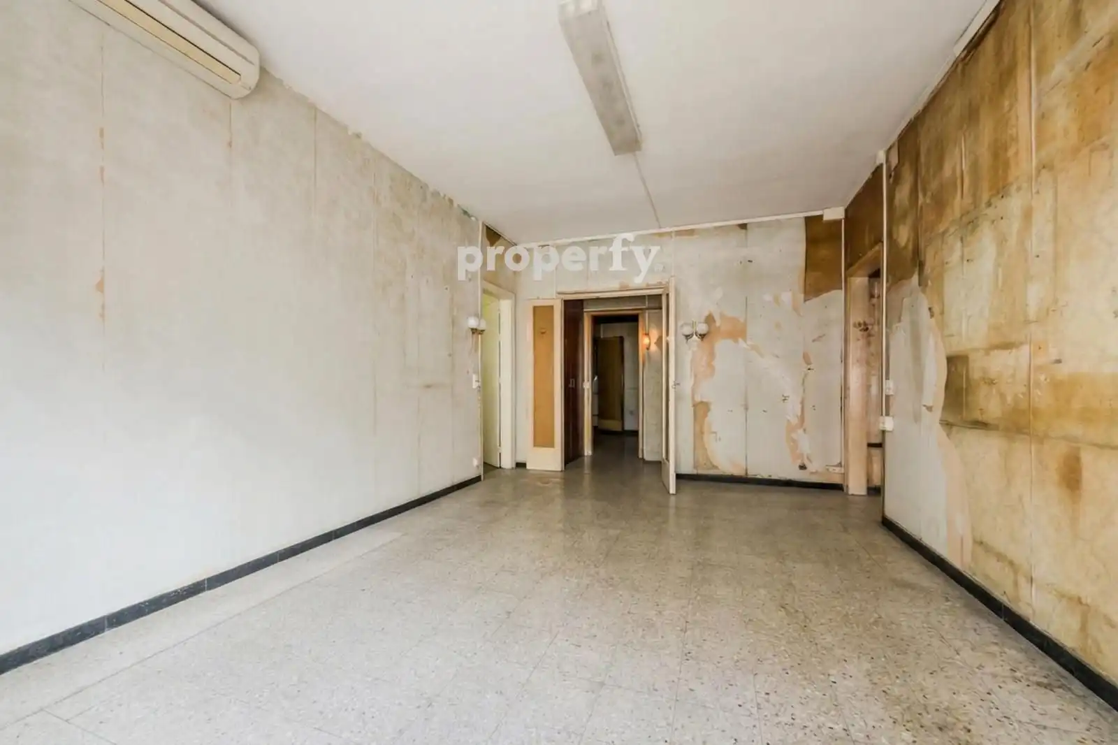 Piso en venta en Barcelona con Calefacción, Terraza y Balcón