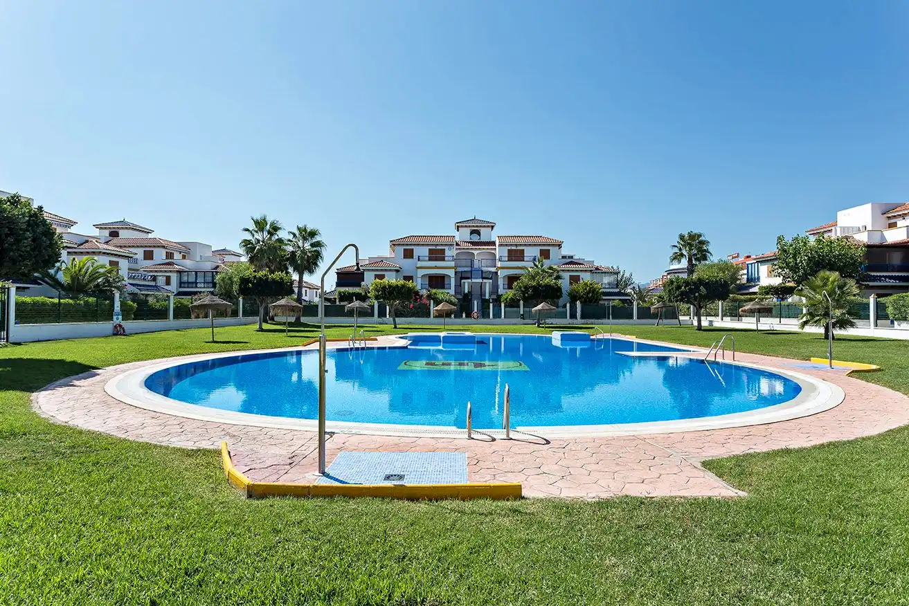 Schwimmbecken von Einfamilien-Reihenhaus zur Miete in Vera mit Klimaanlage, Heizung und Privatgarten