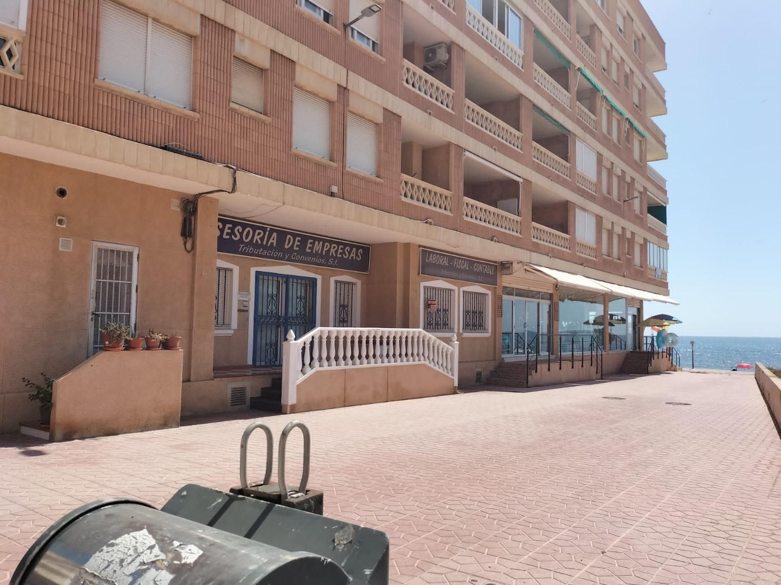 Vista exterior de Local en venda en Torrevieja amb Aire condicionat
