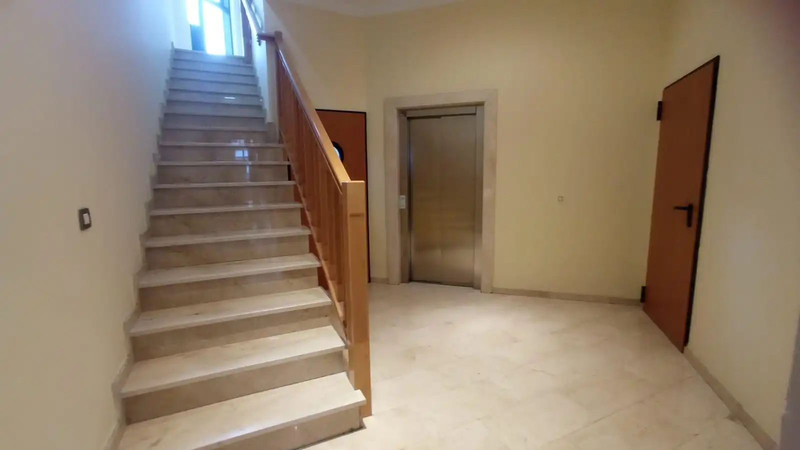Ático de alquiler en Oviedo  con Calefacción, Terraza y Trastero