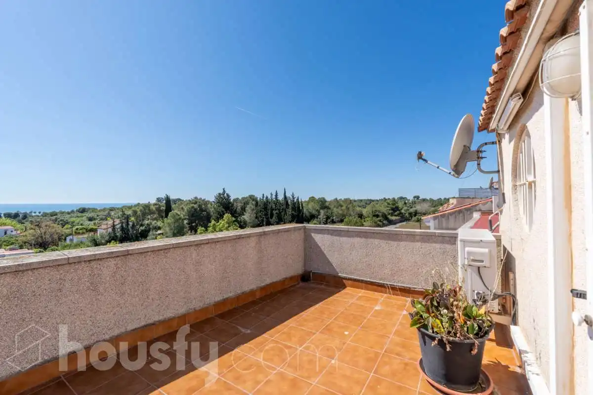 Terrace of Houses for sale in Vilanova i la Geltrú  with Air Conditioner, Heating and Private garden