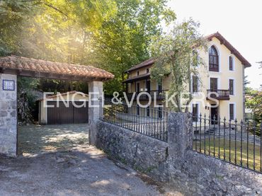 Casa amb balcó en venda a Avenida Leopoldo y Josefa Valle