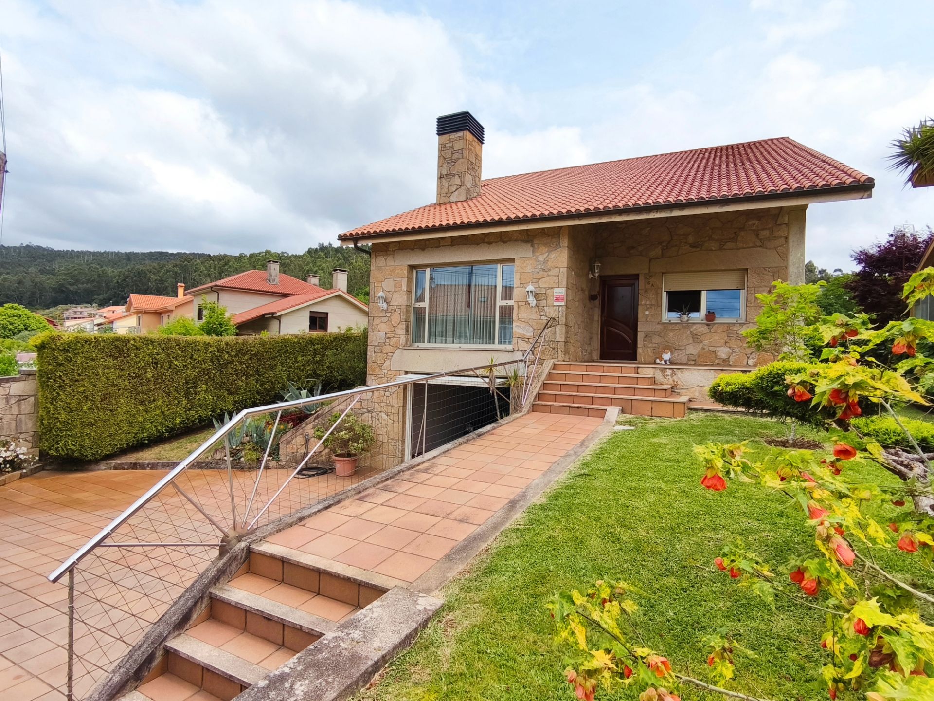 Vista exterior de Casa o xalet en venda en Santiago de Compostela  amb Calefacció, Jardí privat i Terrassa