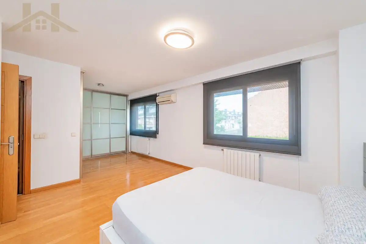 Schlafzimmer von Einfamilien-Reihenhaus zum Verkauf in Valdemoro mit Klimaanlage, Privatgarten und Möbliert