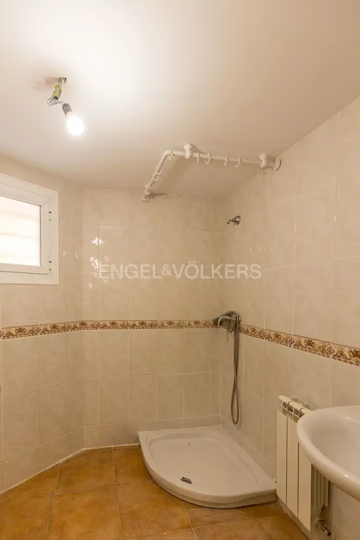 Bany de Casa o xalet de lloguer en Madrid amb Aire condicionat, Calefacció i Jardí privat