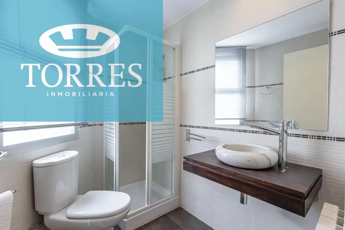 Bathroom of Flat for rent in Granada  with Air Conditioner and Heating