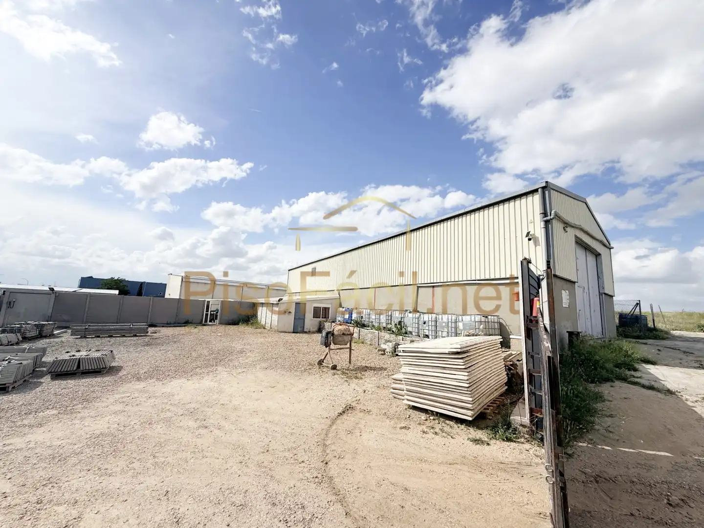Vista exterior de Nave industrial en venta en Casarrubuelos