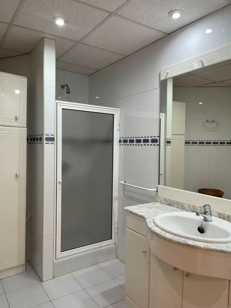 Bany de Casa o xalet en venda en Plasencia amb Aire condicionat, Calefacció i Jardí privat