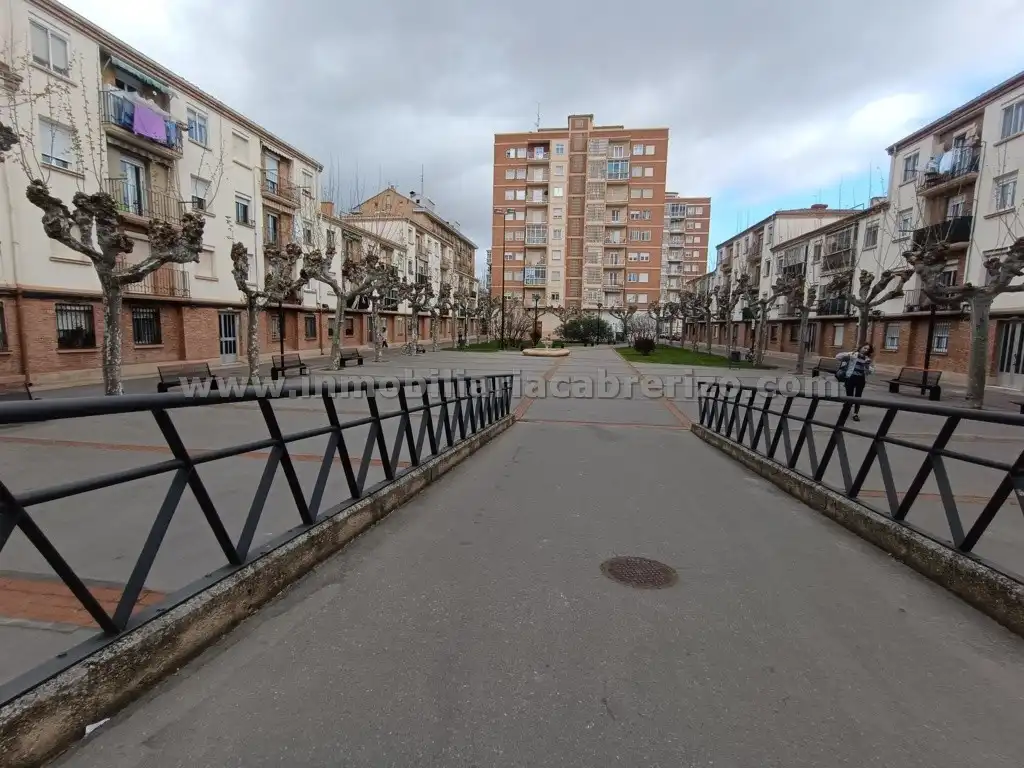 Vista exterior de Apartamento en venta en  Logroño con Calefacción, Parquet y Terraza