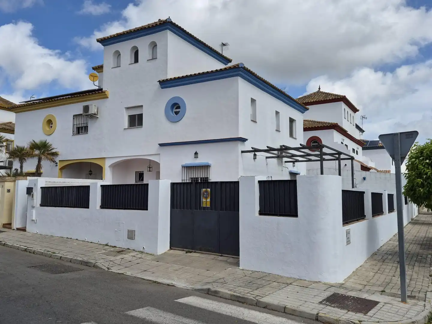 Vista exterior de Casa adosada de alquiler en Gines con Aire acondicionado y Jardín privado