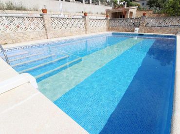 Casa amb piscina en venda a Aiguaviva Parc