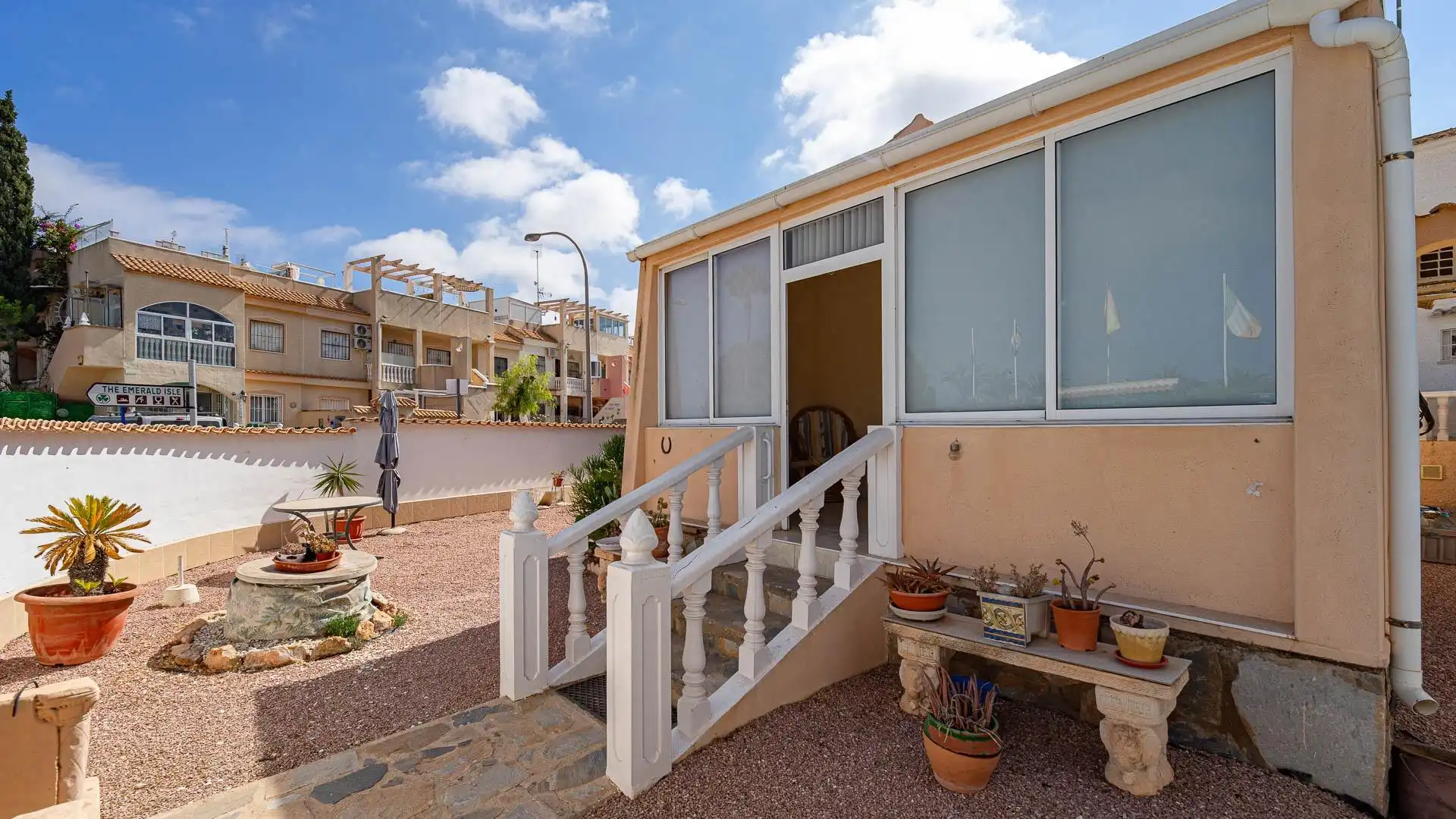Vista exterior de Casa o chalet en venta en Orihuela con Jardín privado, Amueblado y Piscina comunitaria