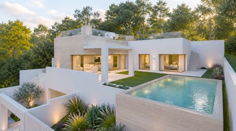 Villa de diseño contemporáneo con piscina infinity y solárium en Valle Romano, Estepona