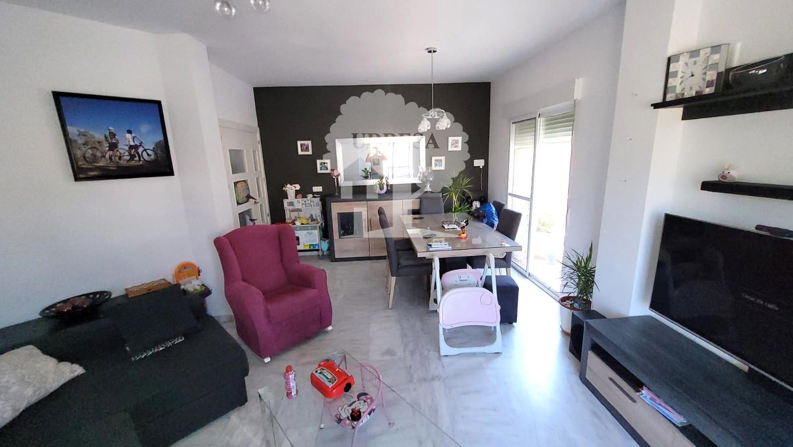 Sala d'estar de Casa adosada en venda en Motril amb Aire condicionat, Terrassa i Traster
