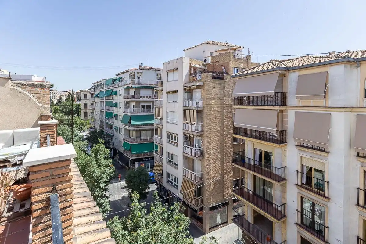 Vista exterior de Àtic en venda en  Granada Capital amb Terrassa