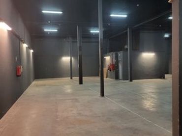 Nave industrial en alquiler en Urbanización Este - Montepríncipe