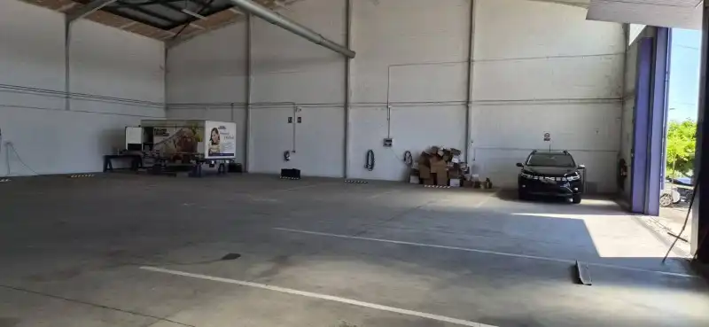 Parkplatz von Fabrikhallen zur Miete in Plasencia