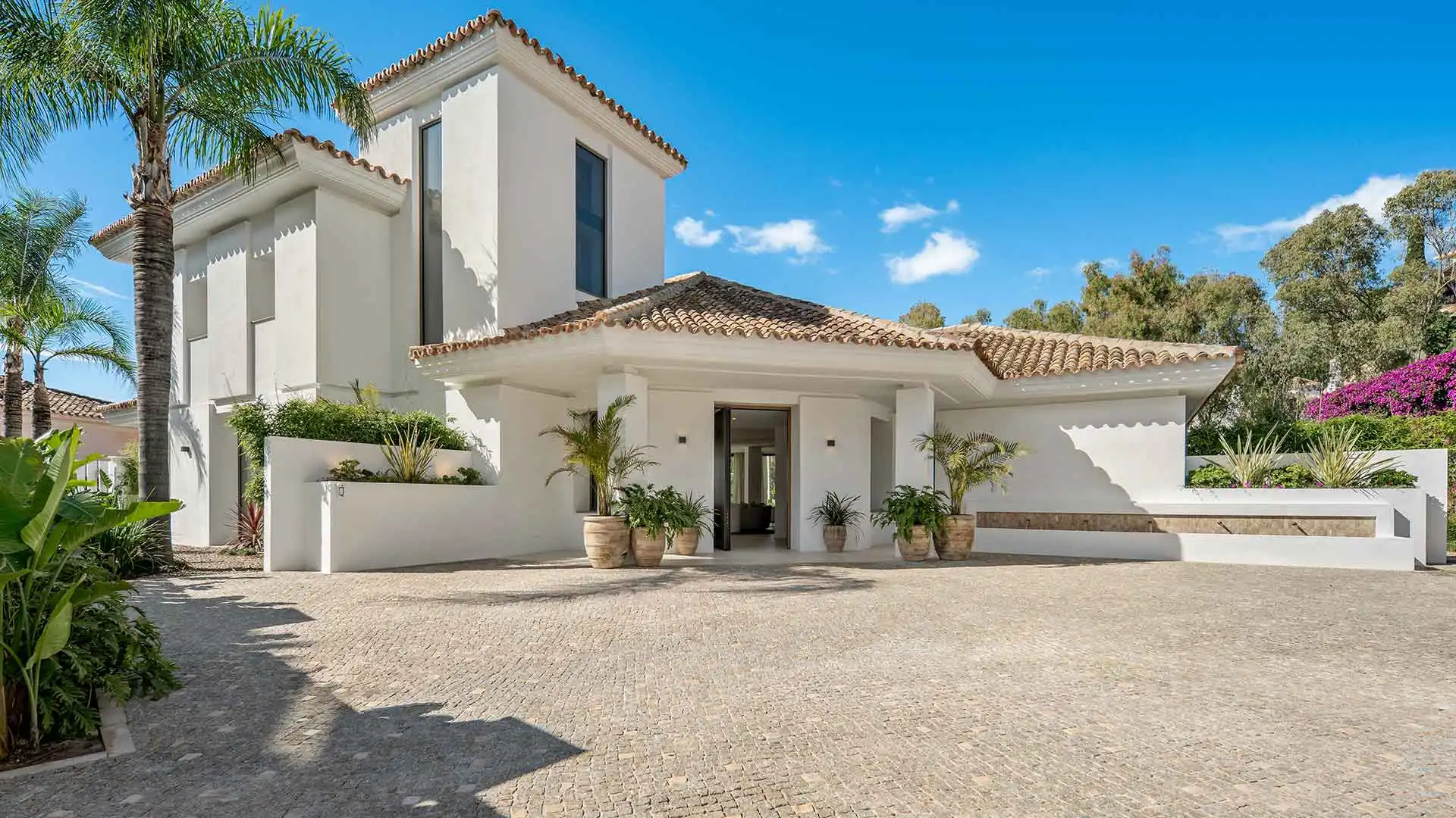 Vista exterior de Casa o xalet en venda en Benahavís amb Aire condicionat, Jardí privat i Terrassa