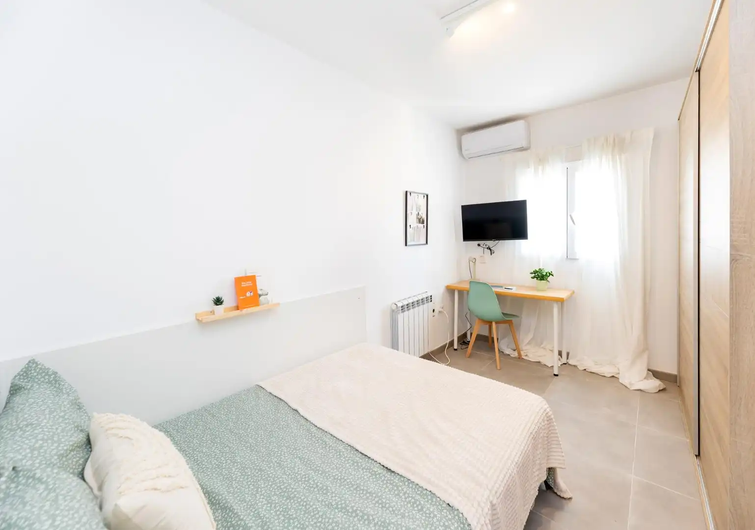 Bedroom of Flat for sale in Granada  with Air Conditioner, Heating and Furnished