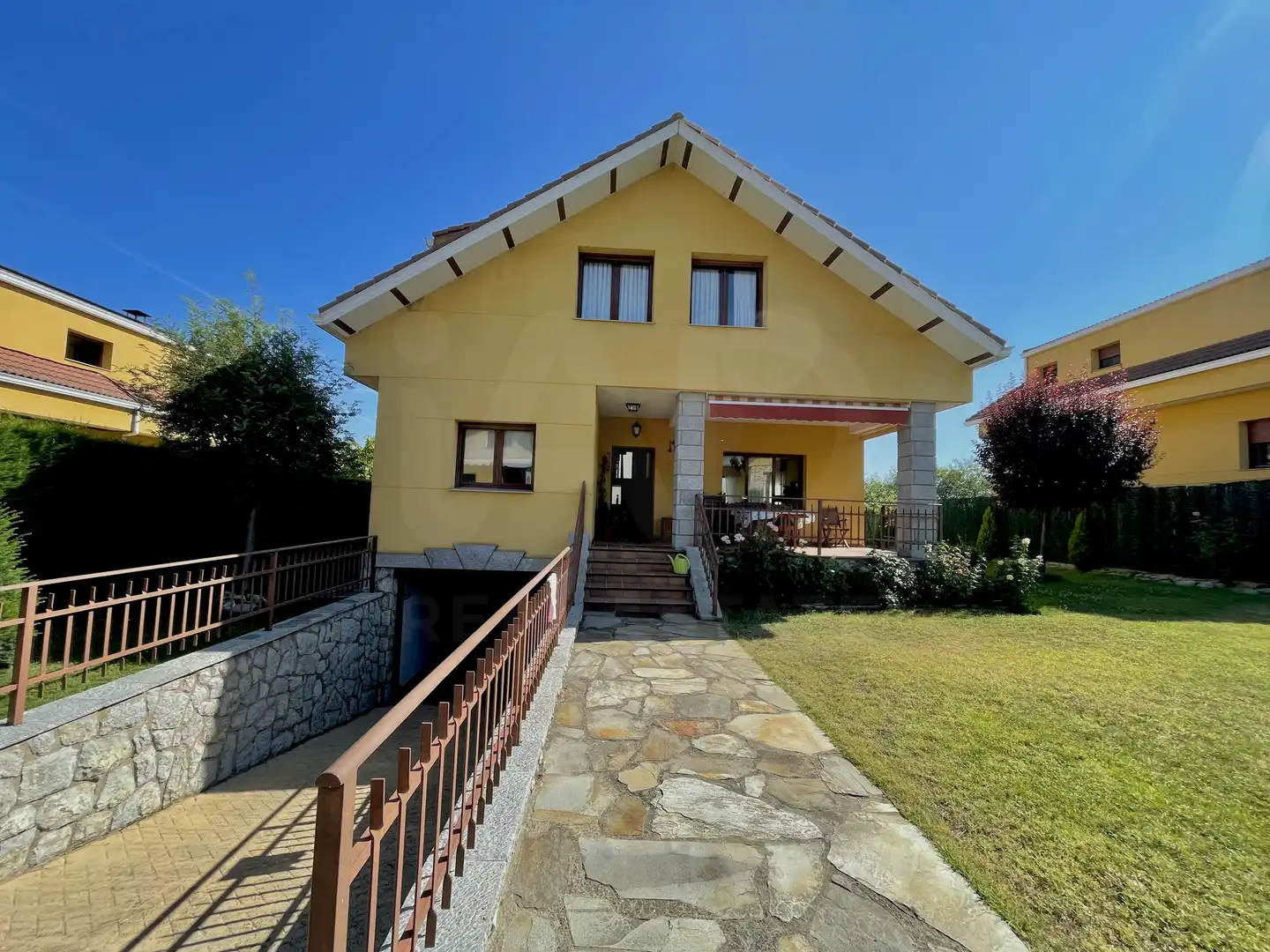 Vista exterior de Casa o xalet en venda en Santovenia de la Valdoncina amb Calefacció i Terrassa