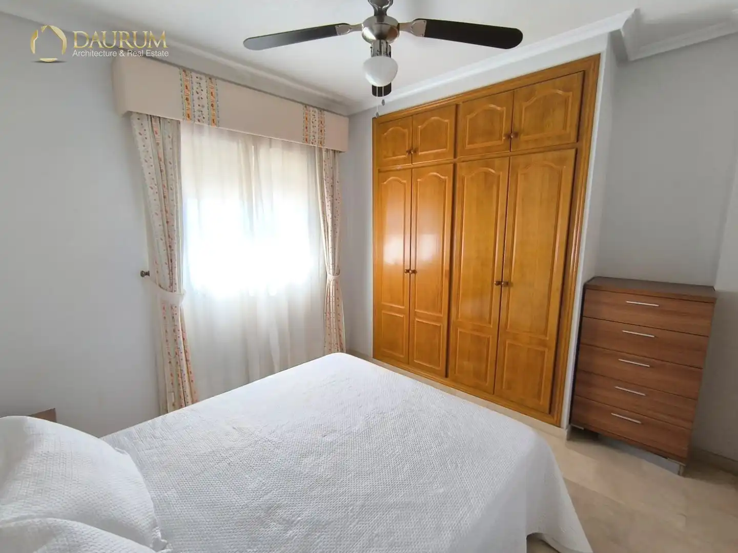 Schlafzimmer von Einfamilien-Reihenhaus zum Verkauf in Santa Pola mit Klimaanlage, Heizung und Privatgarten